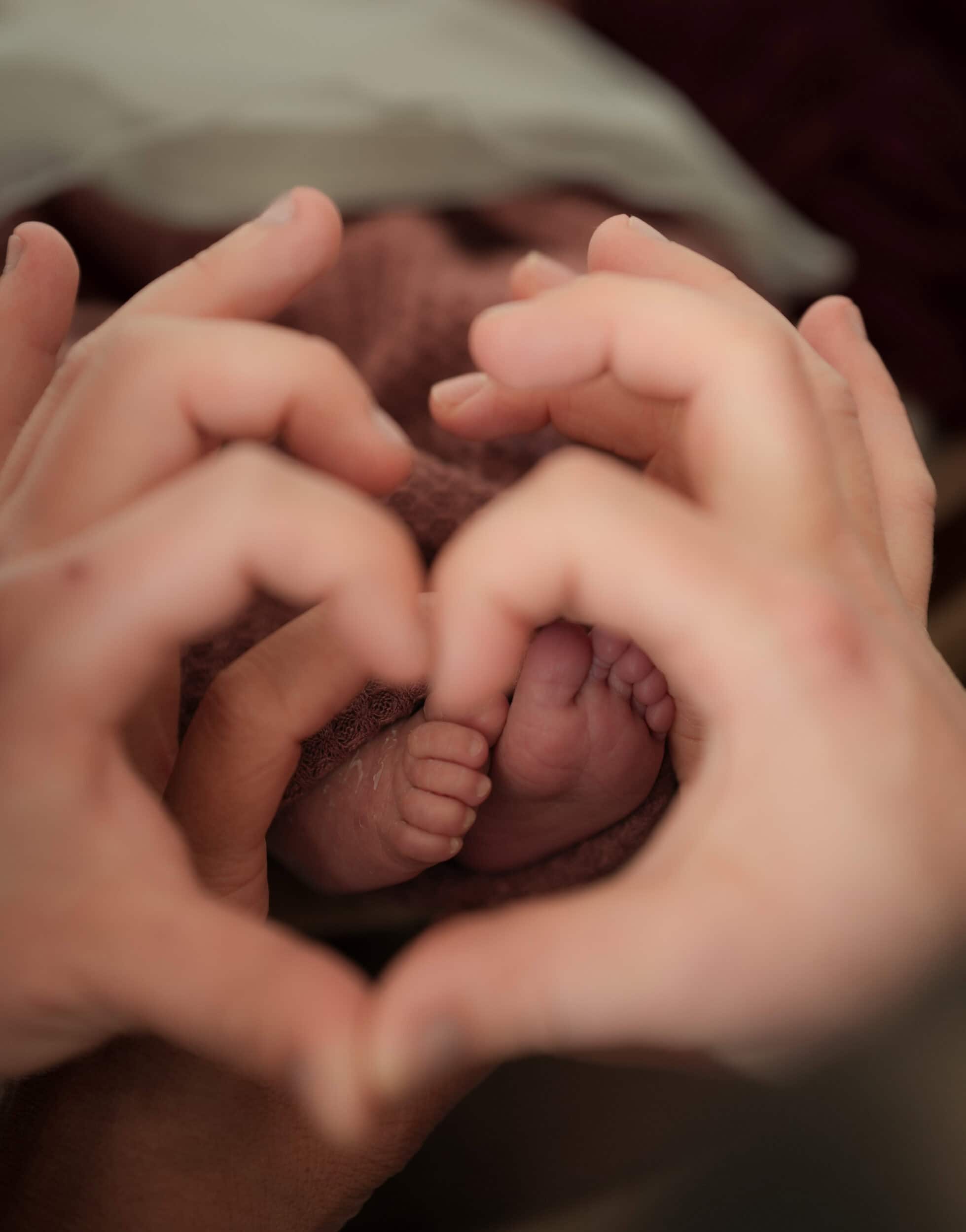natürliche Lichtfotografie sanfte Farben ewborn Shooting Newborn Shooting Zürich Newborn Shooting Zug Newborn Shooting Bern Newborn Shooting Luzern Neugeborenen Shooting Babyfotografie Schweiz Babyfotograf Zürich Babyfotograf Zug Babyfotograf Bern natürliche Babyfotografie emotionale Babyfotos zeitlose Babybilder Fine Art Newborn Fotografie Familienfotografie Schweiz authentische Familienmomente Babyfotos zuhause Neugeborenenfotografie natürlich warme Babyfotografiewarme Bildsprache minimalistische Babyfotografie emotionale Erinnerungen innige Familienmomente liebevolle Babyfotos echte Emotionen ruhige Bildästhetik zeitlose Fotografiekleine Babyhände Babyfüsse Neugeborenen Details Baby Kuscheltier Mama und Baby zarte Babyhaut erste Momente Geborgenheit Kuschelmomente Baby Portrait